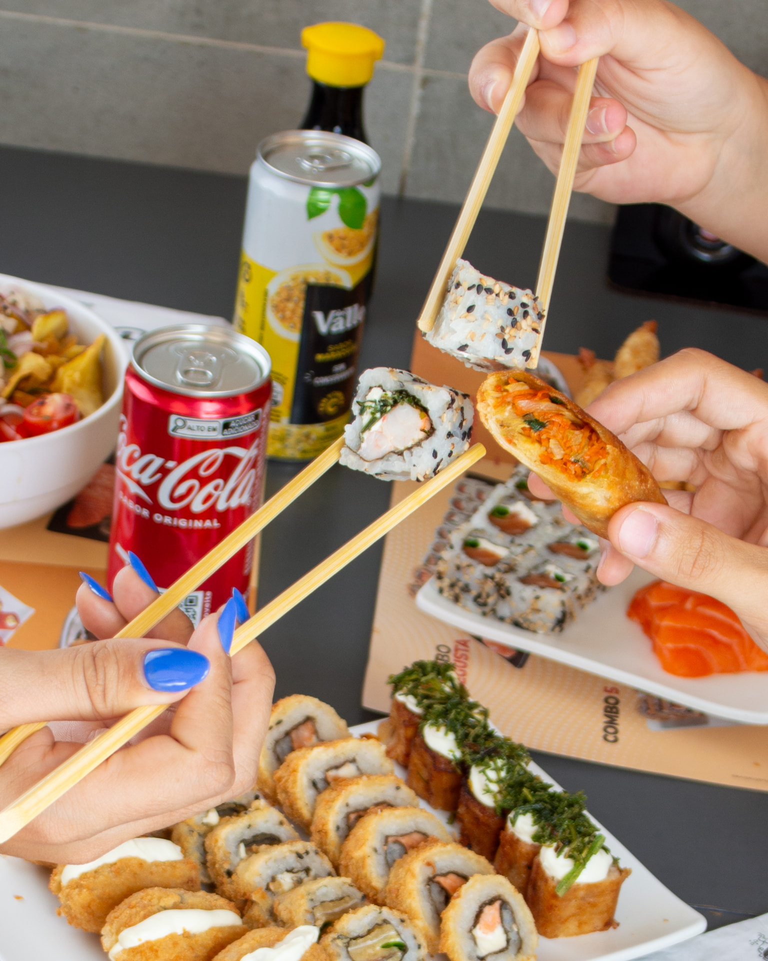 Amigos compartilhando sushi e hot roll no Sushiloko